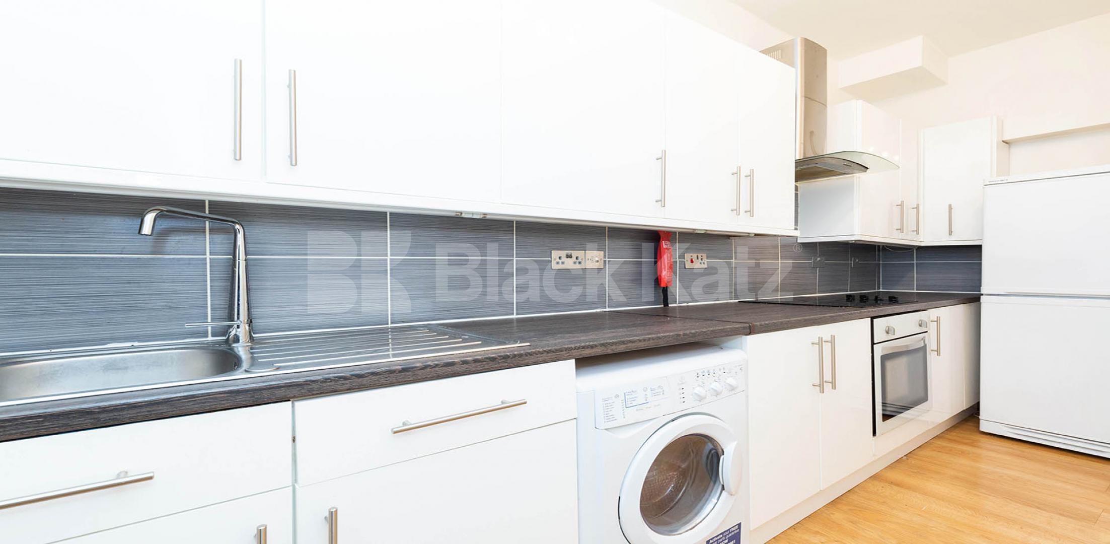 			LARGE 2/3 BED MINS TO TUBE AND SHOPS! , 2 Bedroom, 1 bath, 1 reception Flat			 Criterion Mews, ARCHWAY